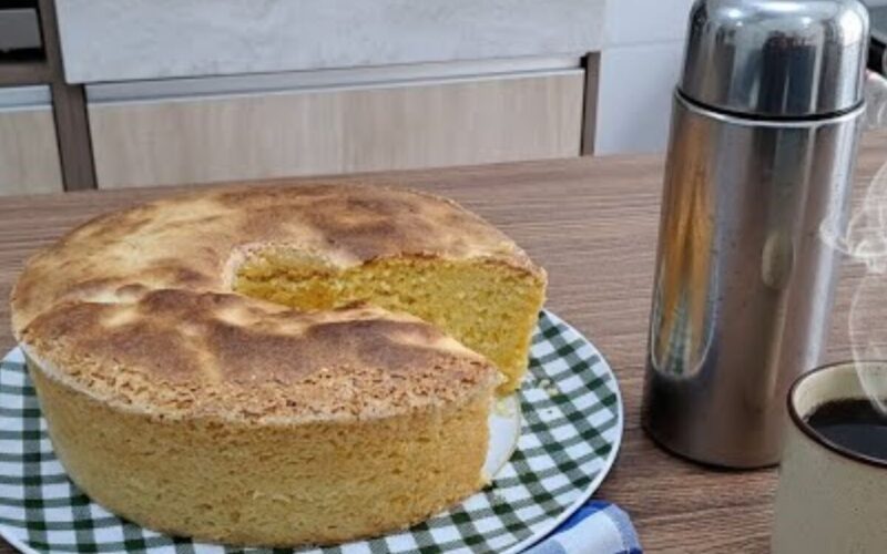 Delicioso bolo de milho verde com leite condensado preparado no liquidificador, perfeito para acompanhar o lanche da tarde