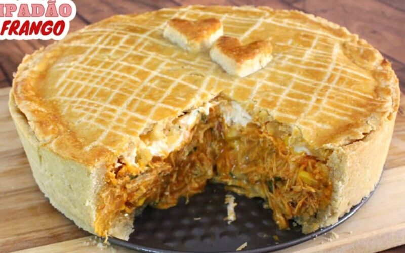 Delicioso empadão de frango com massa cremosa e recheio suculento