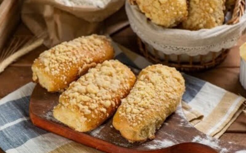 Delicioso pão cuca de padaria: fofinho e com farofa crocante para o seu café da tarde.