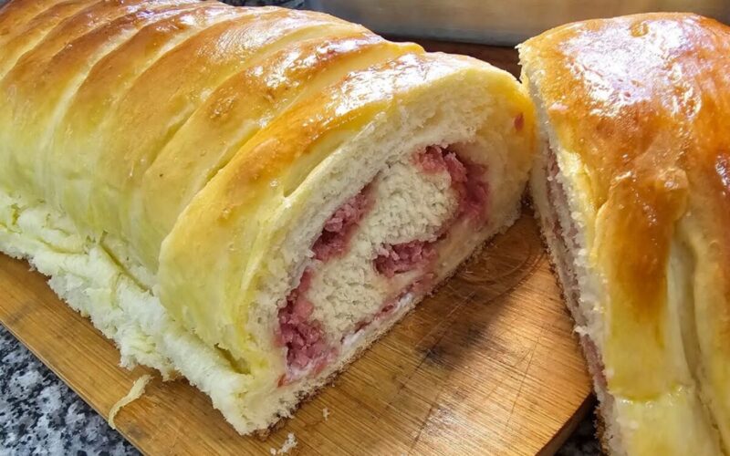 Delicioso pão recheado com calabresa e requeijão cremoso, perfeito para um lanche irresistível.
