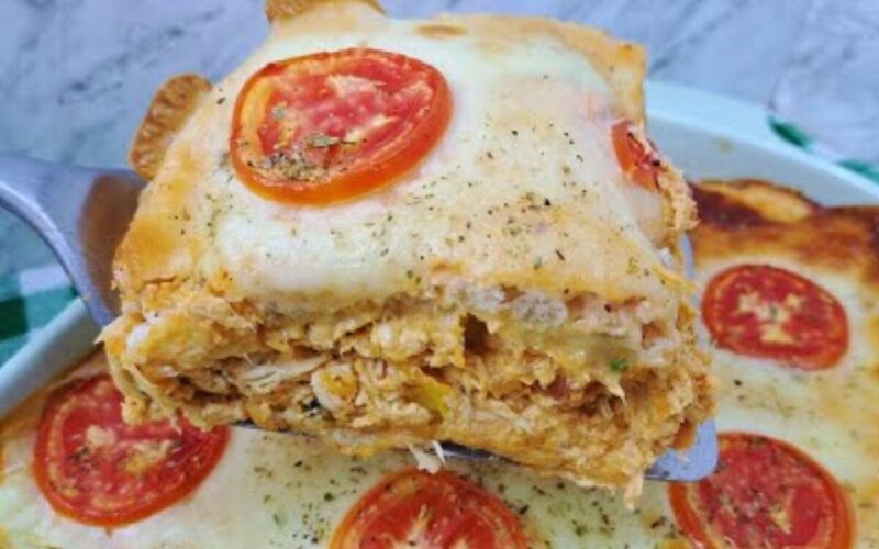 “Torta cremosa de frango com pão de forma: a delícia rápida que conquista todos os paladares”