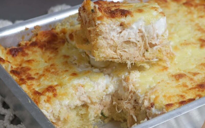 Deliciosa torta salgada de massa macia e leve, com recheio de creme de leite, ideal para saborear no lanche