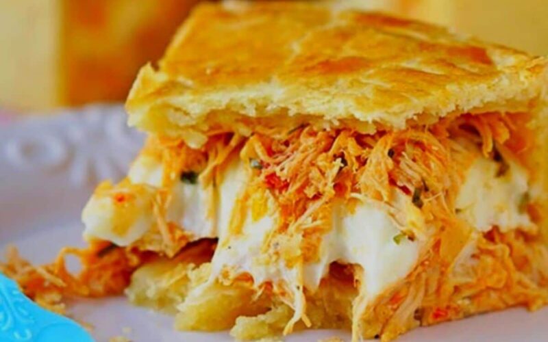 “Torta de frango com massa leve e recheio cremoso: uma receita infalível para surpreender a família”