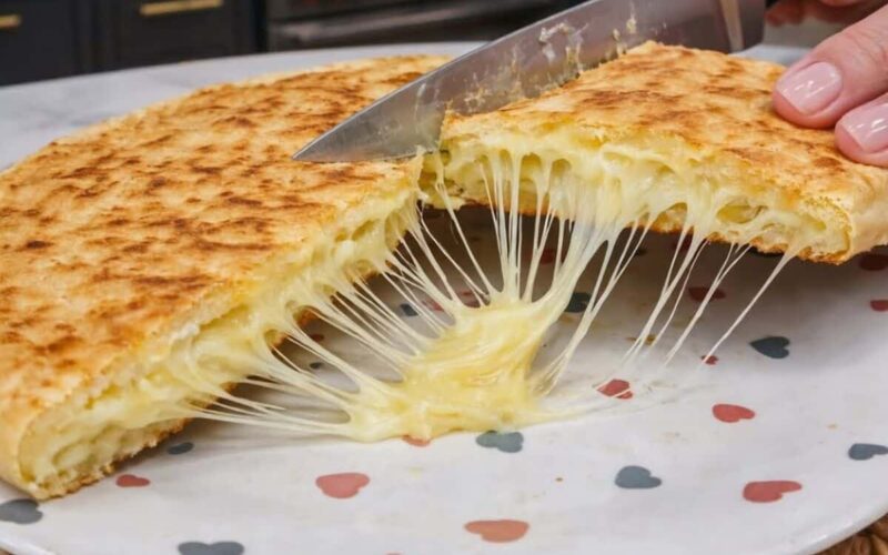 Prepare um delicioso pão de queijo na frigideira em poucos minutos, ideal para saborear com um café quentinho.