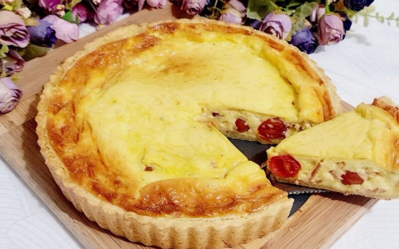 Aprenda a preparar uma quiche de tomate, presunto e queijo para uma refeição deliciosa e elegante