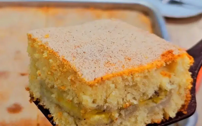 Delicioso bolo de banana com recheio pronto e massa fofinha direto do forno