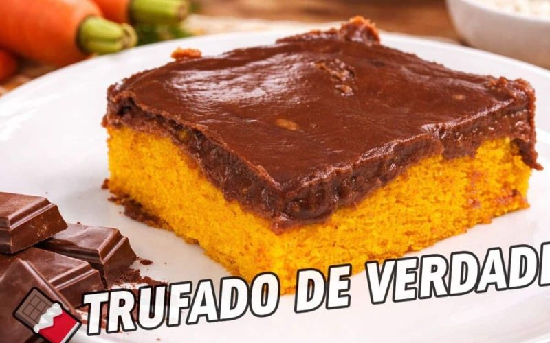 Delicioso bolo de cenoura com cobertura de chocolate cremosa e prática de preparar