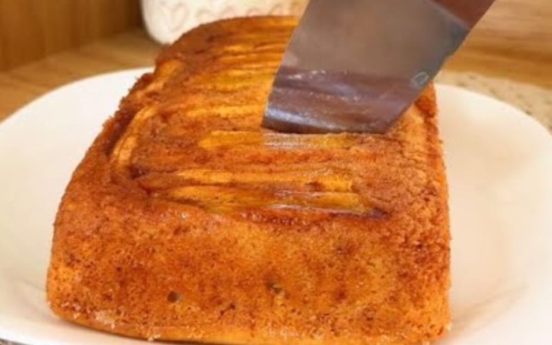 Delicioso bolo de banana cremoso: uma delícia com textura surpreendente e super macia.