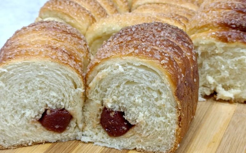 Delícia de pão doce recheado com goiabada: a combinação perfeita para seu café da manhã