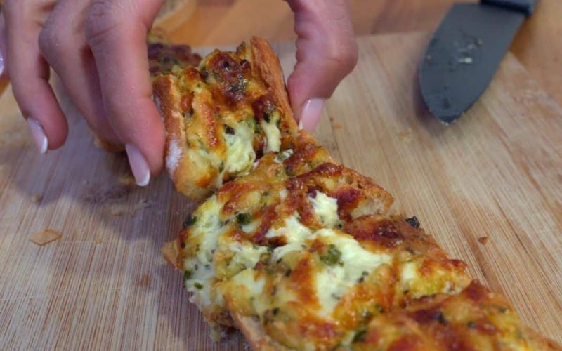 Prepare um delicioso pão de alho com queijo em apenas 15 minutos para o seu petisco de Ano Novo