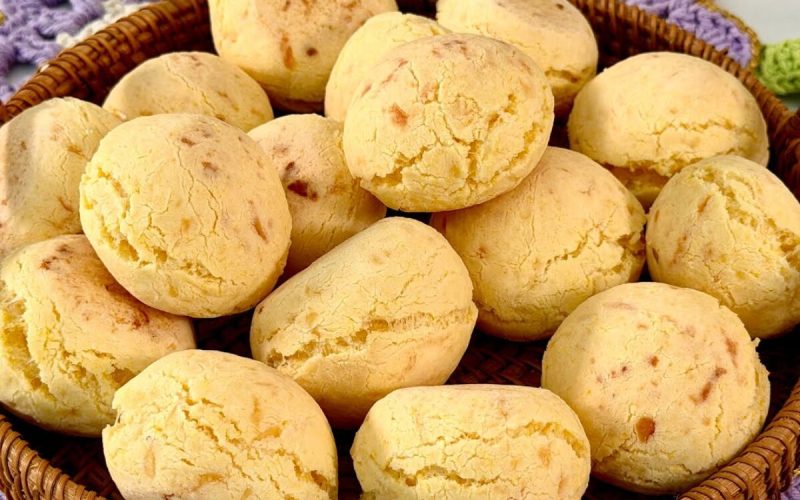 Deliciosa e prática receita de pão de queijo de cuscuz com apenas 1 ovo para o seu café da manhã