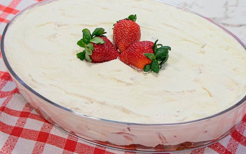 Deliciosa torta de morango com leite ninho gelado: uma sobremesa saborosa e prática