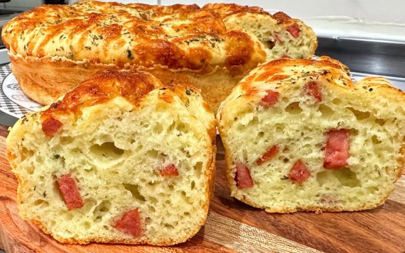 Delicioso e prático: bolo de pão de queijo recheado com calabresa