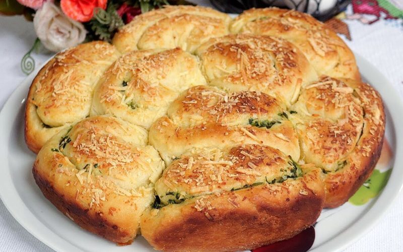 Delicioso pão de alho cremoso perfeito para o seu churrasco