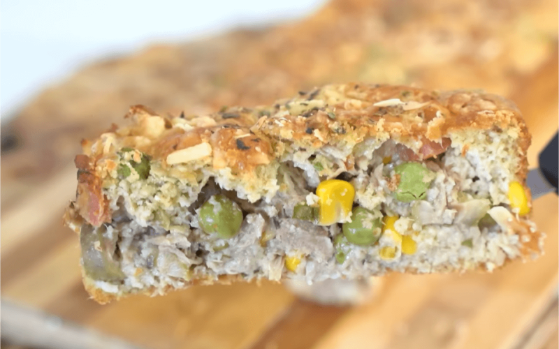 Opção saudável e rápida para seu lanche de Natal: Torta salgada de atum.