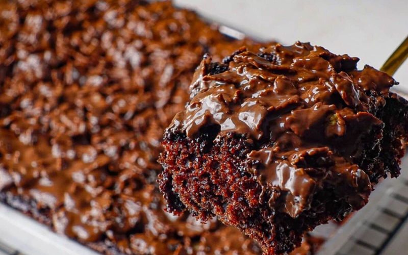Delicie-se com um bolo de chocolate crocante e uma cobertura de dar água na boca que vai encantar a todos!