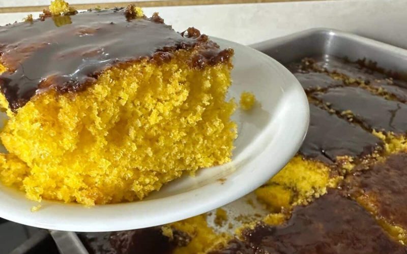 Bolo de cenoura aerado com cobertura crocante que traz memórias da infância