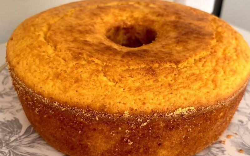 Delicioso bolo de fubá da vovó: fofinho e livre de trigo e leite