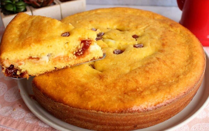 A irresistível fusão de bolo de milho, requeijão e goiabada: uma explosão de sabores!