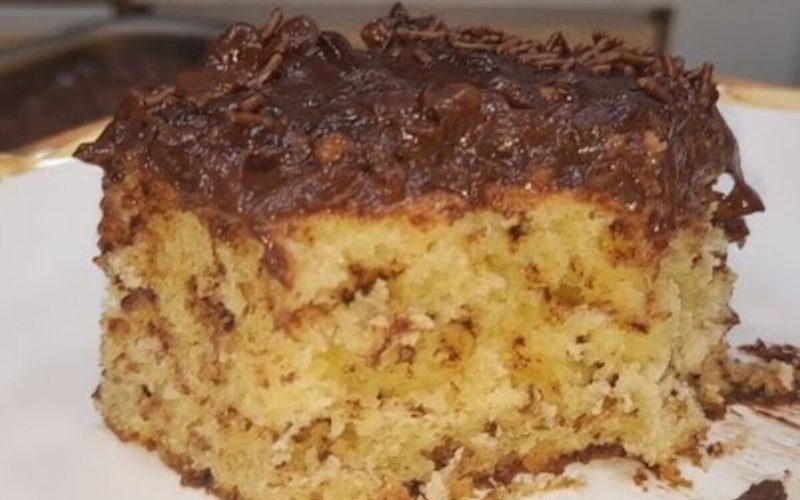 Delícia de bolo formigueiro com uma irresistível camada cremosa de chocolate, super macio!