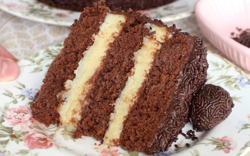 Delícia de bolo prestígio: coco cremoso e cobertura de chocolate para encantar todos os gostos