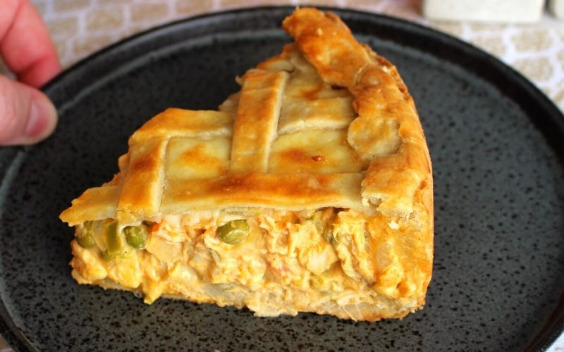 Delícia de empadão de frango e palmito: massa suave e recheio irresistivelmente cremoso