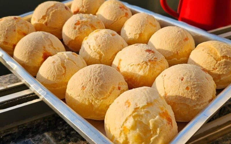 Pão de queijo com polvilho doce: uma delícia rápida que mantém a crocância!