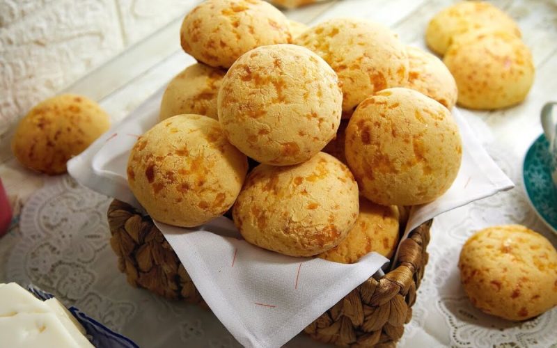 Delicioso pão de queijo de Minas: crocante por fora e irresistivelmente macio por dentro