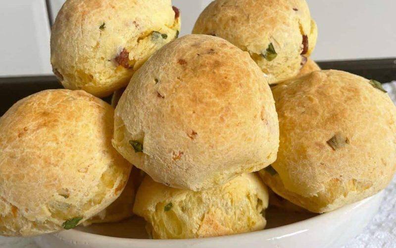 Delícia aromática: pão de queijo temperado para um café da tarde inesquecível
