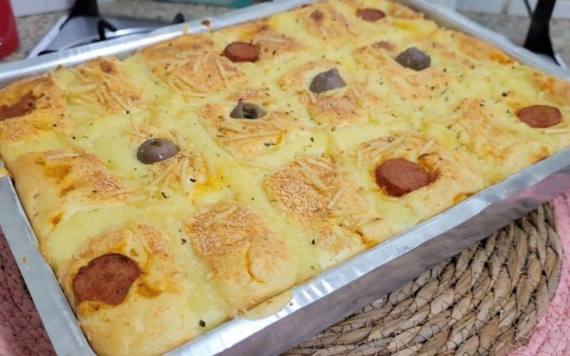 Delícia assada: Torta de hotdog preparada no liquidificador com massa leve e recheio aveludado