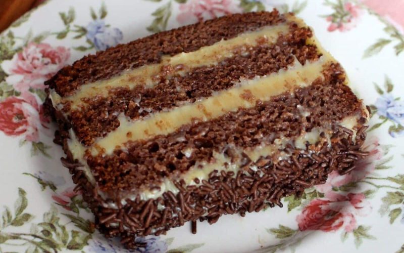 Delícia de bolo chocomoça: a harmonia irresistível entre chocolate e leite condensado