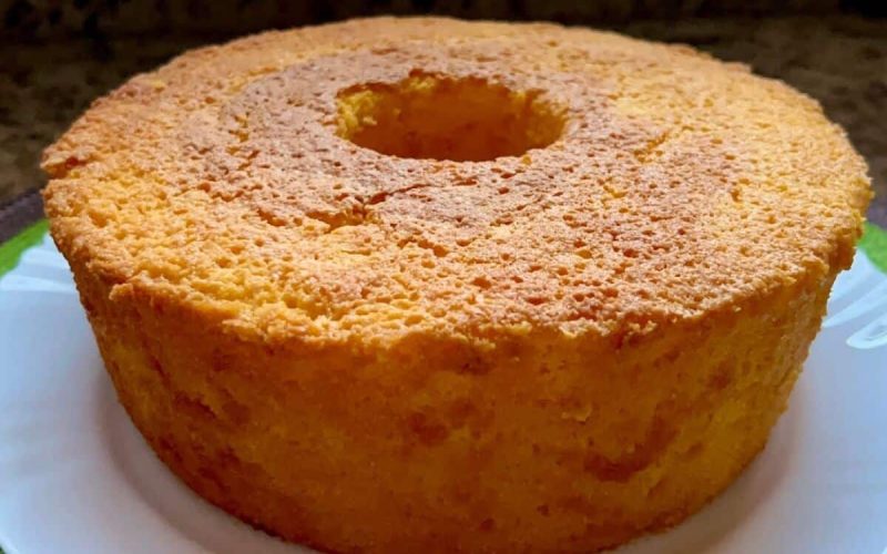 Delicie-se com um bolo gigante, sem farinha de trigo, que é surpreendentemente macio e perfeito para o seu café!
