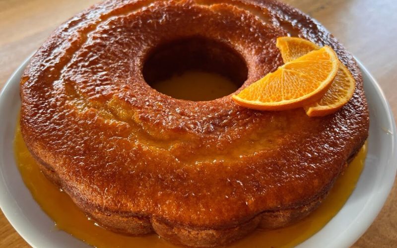 Delicioso bolo de laranja à moda antiga, suave como um abraço e que enche sua casa com aromas irresistíveis
