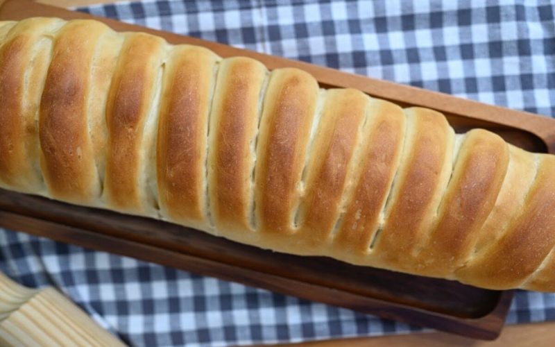 Delicie-se com um pão caseiro macio e aromático que transforma sua cozinha em um verdadeiro templo de sabores.