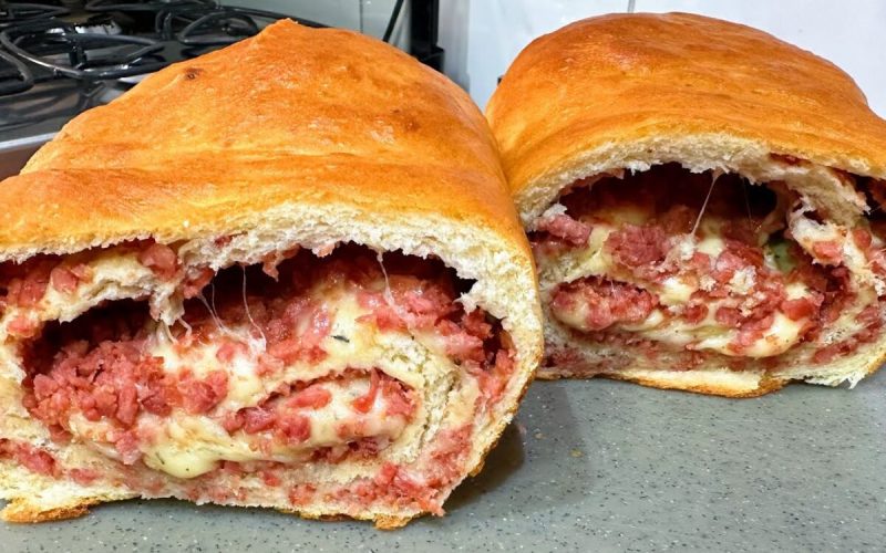 Delicioso pão artesanal com massa fofinha e irresistível recheio de linguiça calabresa