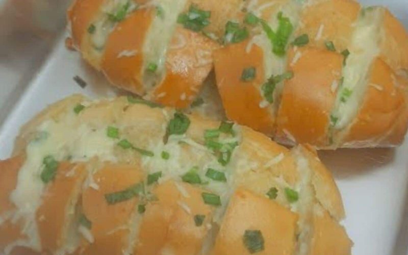 Churrasco irresistível: aprenda a fazer um pão de alho caseiro em poucos minutos