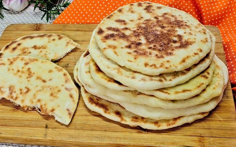 Pão sírio fácil e prático: a escolha ideal para saborear patês e antepastos neste Dia das Mães