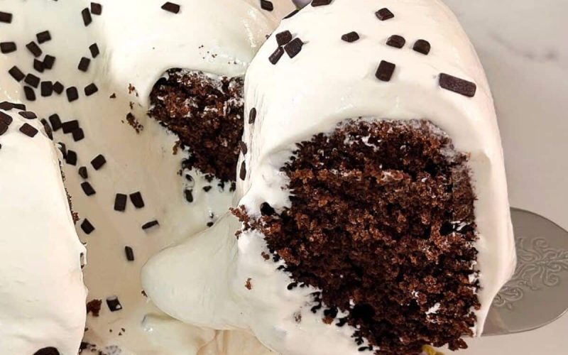 Bolo de choconinho: uma delícia irresistível com cobertura de nuvem de leite ninho celestial