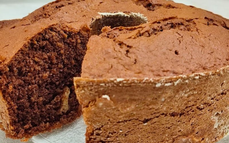 Bolo de banana saudável: sem farinha de trigo e ideal para aproveitar frutas maduras