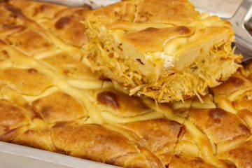 Deliciosa torta de frango com massa leve que derrete na boca e é simples de fazer