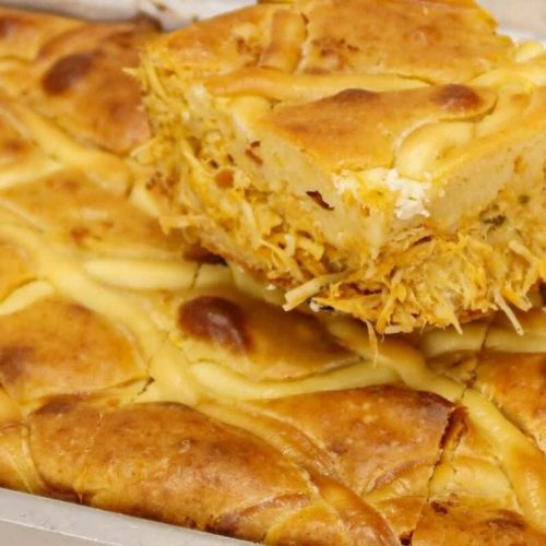 Deliciosa torta de frango com massa leve que derrete na boca e é simples de fazer