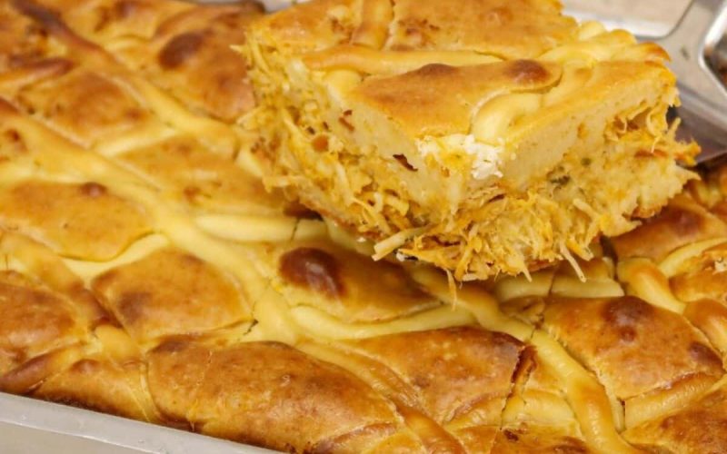 Deliciosa torta de frango com massa leve que derrete na boca e é simples de fazer