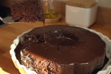 Delicie-se com um bolo de chocolate prático e irresistivelmente macio!