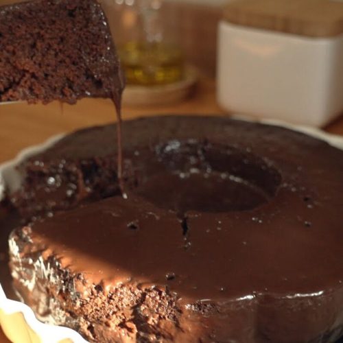 Delicie-se com um bolo de chocolate prático e irresistivelmente macio!