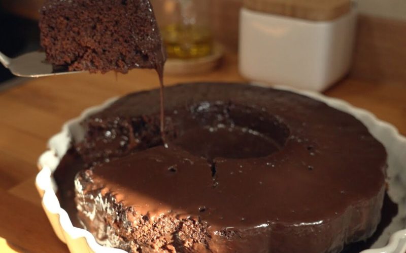 Delicie-se com um bolo de chocolate prático e irresistivelmente macio!