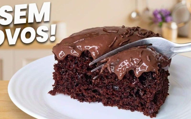 Delicioso bolo de chocolate sem ovos: fofura e umidade na receita artesanal, sem necessidade de batedeira ou liquidificador