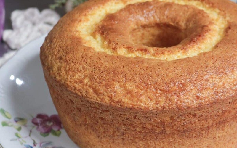 Delicioso bolo de fubá com iogurte: uma receita prática e macia para acompanhar seu café!