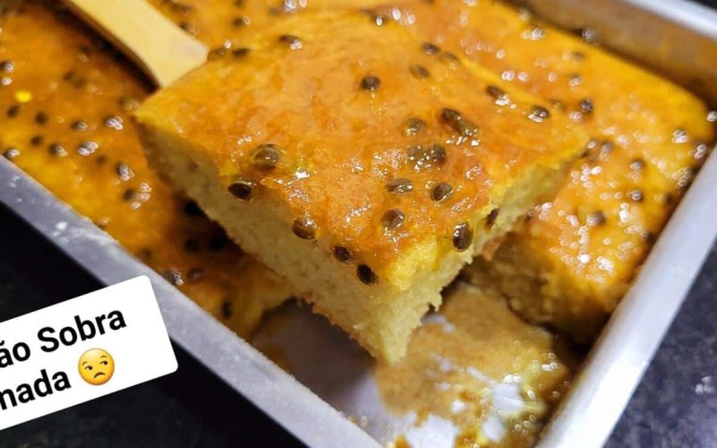 Delicioso bolo de maracujá macio com calda levemente ácida que conquista a todos