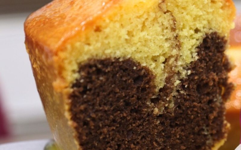 Delicioso bolo mesclado de maracujá e chocolate: uma explosão de sabores em cada pedaço fofinho