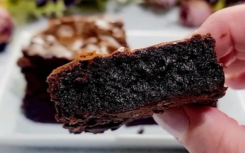 Brownie irresistível: maciez interna e crocância perfeita na cobertura